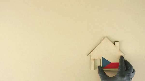 Poner el icono de la casa de cartón con la bandera nacional de la República Checa. Concepto de mercado inmobiliario —  Fotos de Stock