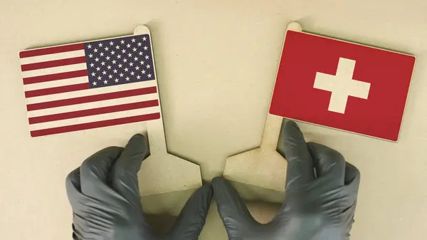 Banderas de EE.UU. y Suiza de papel reciclado en la mesa de cartón — Foto de Stock