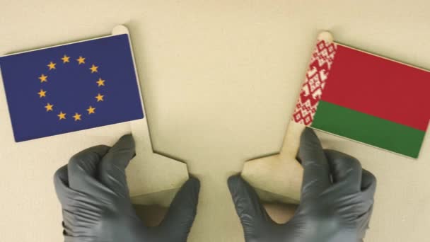 Banderas de la Unión Europea y Bielorrusia de papel reciclado en la mesa de cartón — Vídeos de Stock