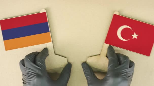 Banderas de Armenia y Turquía de papel reciclado en la mesa de cartón — Vídeos de Stock