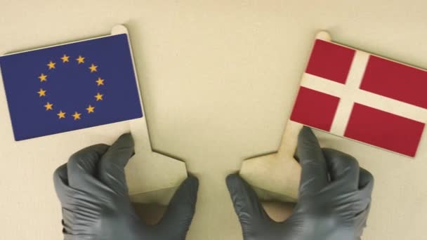 Banderas de la Unión Europea y Dinamarca de papel reciclado en la mesa de cartón — Vídeo de stock