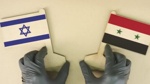 Bandiere di Israele e Siria in carta riciclata sul tavolo di cartone — Video Stock