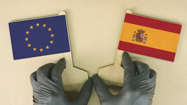 Bandiere dell'Unione europea e della Spagna in carta riciclata sul tavolo di cartone — Foto Stock