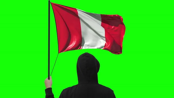 Okänd man håller viftande flagga Peru, isolerad på grön bakgrund — Stockfoto