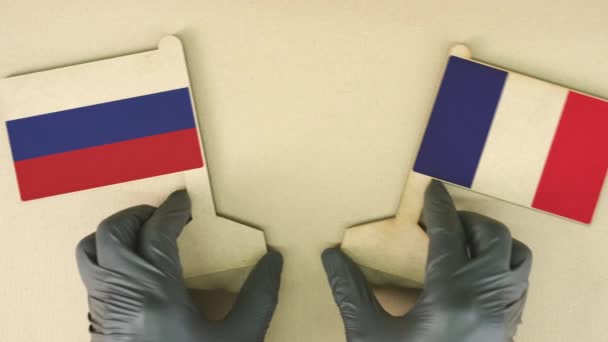 Drapeaux de Russie et de France en papier recyclé sur la table en carton — Video