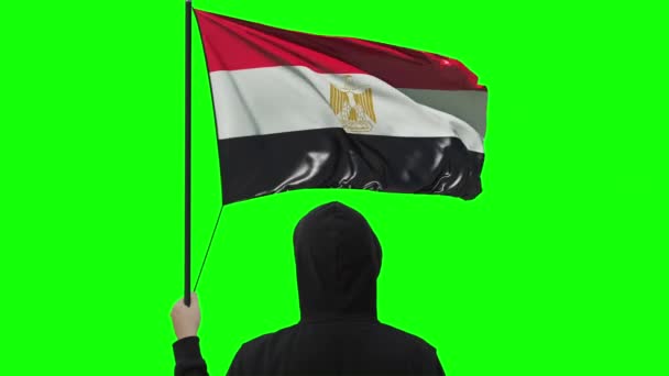 Zwaaiende vlag van Egypte en onbekende man in het zwart, alfa mat — Stockvideo