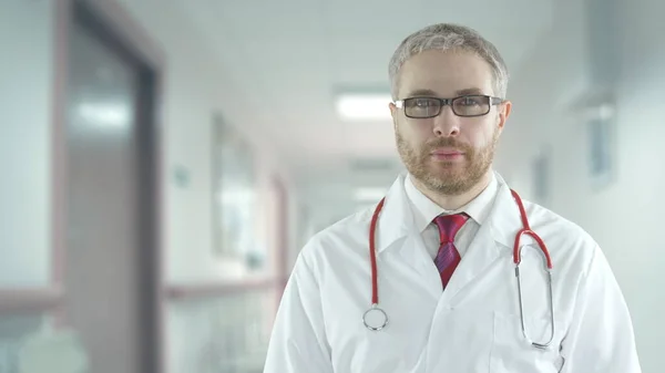Egy szemüveges férfi orvos portréja — Stock Fotó
