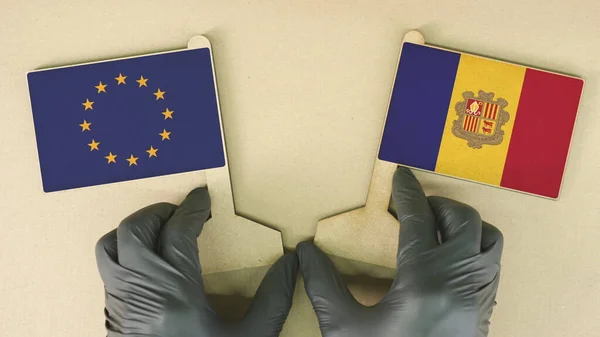 Bandiere dell'Unione europea e Andorra in carta riciclata sul tavolo di cartone — Foto Stock