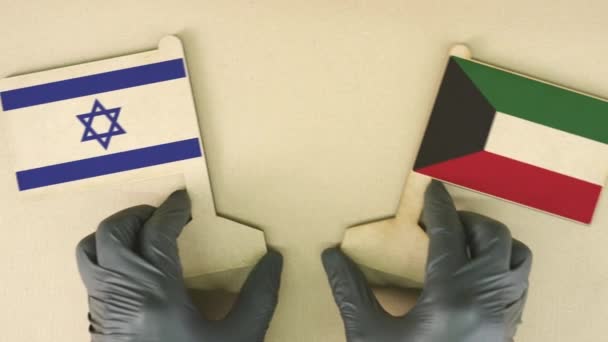 Flagi Izraela i Kuwejtu wykonane z makulatury na stole kartonowym — Wideo stockowe