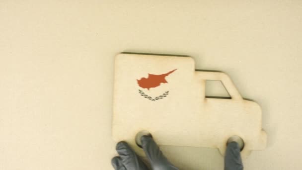 Флаг Кипра на иконке переработанного картонного грузовика, национальная концепция устойчивой логистики — стоковое видео