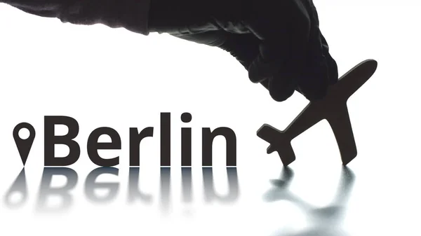 Texto de Berlim com geotag da cidade e ícone de avião. Conceito de destino — Fotografia de Stock