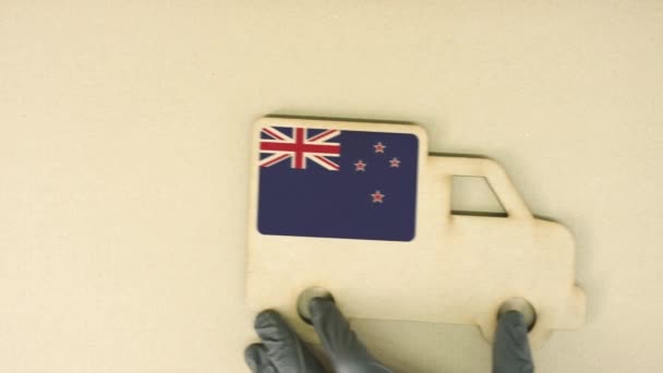 Icono de camión de cartón reciclado con bandera de Nueva Zelanda. Concepto nacional de transporte o entrega sostenible — Vídeos de Stock