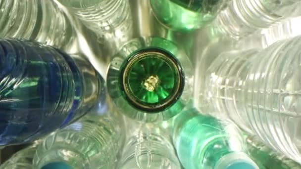 Probe lens dolly geschoten in een groene plastic fles mineraalwater — Stockvideo