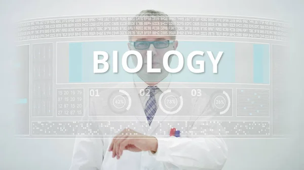 Bir bilim adamının önünde BIOLOGY metni olan ekran — Stok fotoğraf