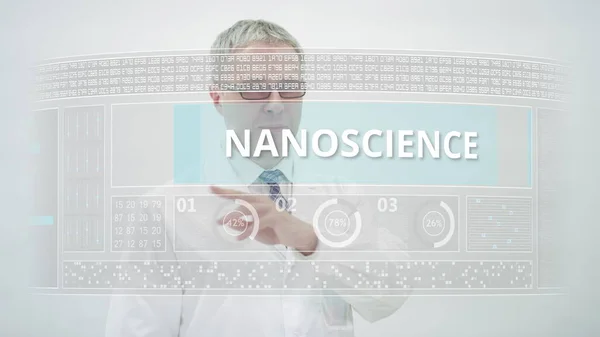 Modern bir dokunmatik ekranda NANOSCIENCE metni ve beyaz laboratuvar önlüğü giyen bir erkek bilim adamı — Stok fotoğraf