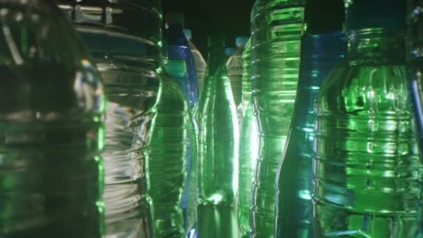 Sonde lens dolly shot van vele verschillende plastic flessen met mineraalwater — Stockvideo