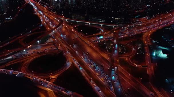 MOSCÚ, RUSIA - 29 DE OCTUBRE DE 2020. Vista aérea del atasco de tráfico en el intercambio de carreteras Mozhayskoye por la noche — Vídeos de Stock