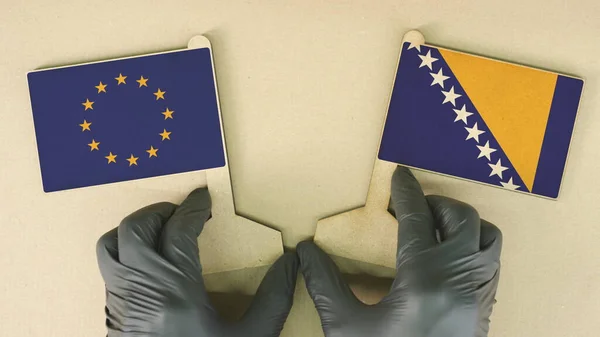 Прапори Європейського Союзу та Боснії виготовлені з переробленого паперу на картоні. — стокове фото