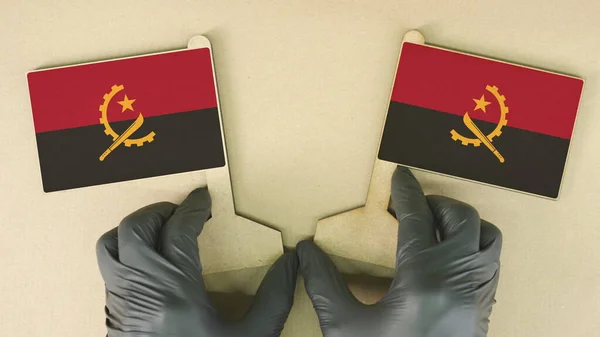 Flagi Angoli wykonane z papieru z recyklingu na stole tekturowym — Zdjęcie stockowe