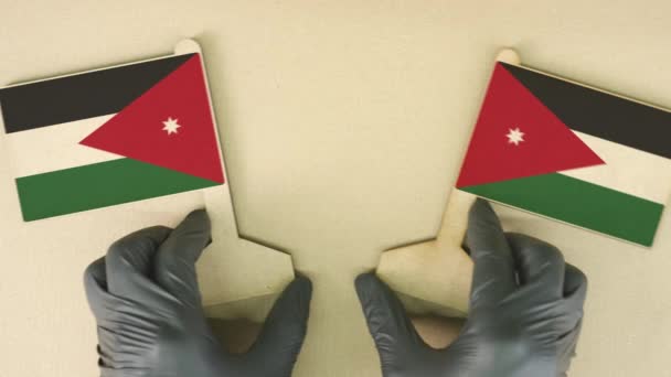 Banderas de Jordania hechas de papel reciclado en la mesa de cartón — Vídeo de stock