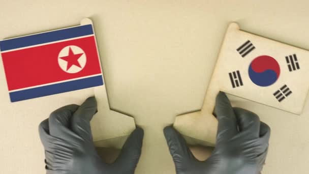 Drapelele Coreei de Nord și Coreei din hârtie reciclată pe masa de carton — Videoclip de stoc
