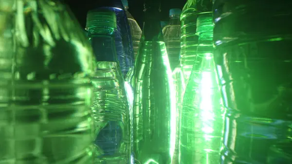 Backlit εμφιαλωμένο νερό, διαφορετικά πλαστικά μπουκάλια — Φωτογραφία Αρχείου