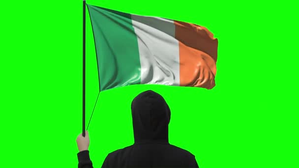 Irlands flagg og ukjent mann, alfa-matte – stockvideo