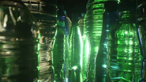 Backlit botol air, botol plastik yang berbeda — Stok Video
