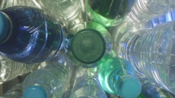 ミネラルウォーターの緑のプラスチックボトルからキャップを削除すると、プローブレンズはボトルの中にドリーショット — ストック動画