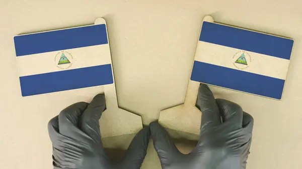Banderas de Nicaragua hechas de papel reciclado en la mesa de cartón —  Fotos de Stock