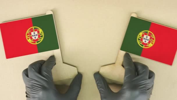 Banderas de Portugal de papel reciclado en la mesa de cartón — Vídeo de stock
