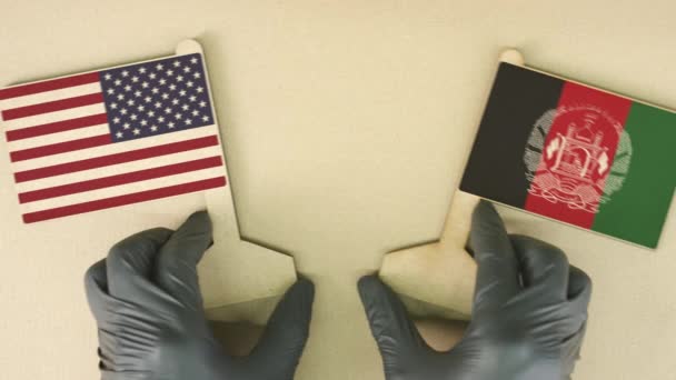 Flaggen der USA und Afghanistans aus Altpapier auf dem Papptisch — Stockvideo