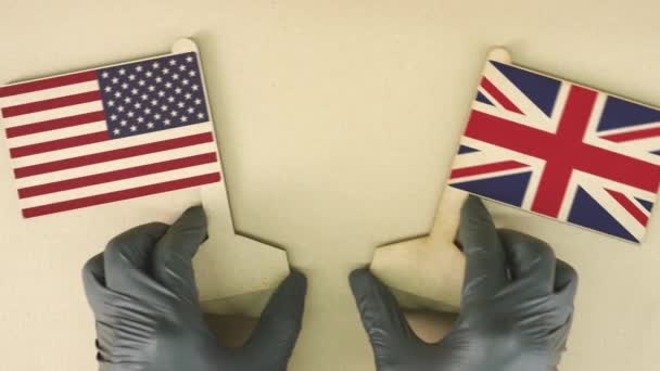 Flaggen der USA und Großbritanniens aus Altpapier auf dem Papptisch — Stockvideo
