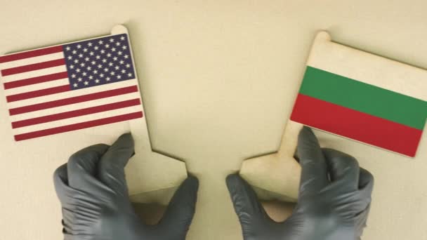 Flaggen der USA und Bulgariens aus Altpapier auf dem Papptisch — Stockvideo