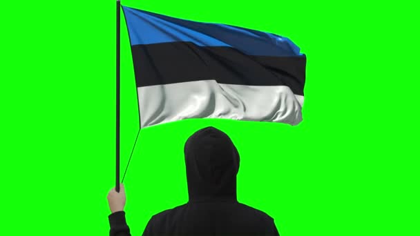Estlands flagg og ukjent mann i svart, alfa-matt – stockvideo