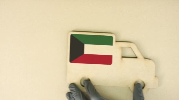 Icono de camión de cartón reciclado con bandera de Kuwait. Concepto nacional de transporte o entrega sostenible — Vídeo de stock