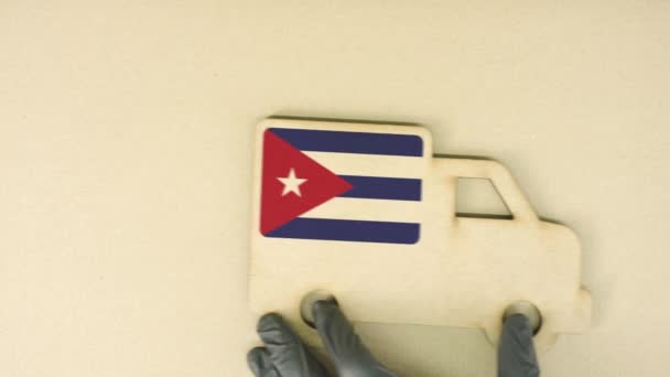 Bandera de Cuba en el icono del camión de cartón reciclado, concepto nacional de logística sostenible — Vídeos de Stock