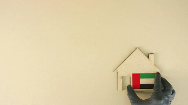 Icono de casa de cartón con bandera de los Emiratos Árabes Unidos, concepto de mercado inmobiliario —  Fotos de Stock