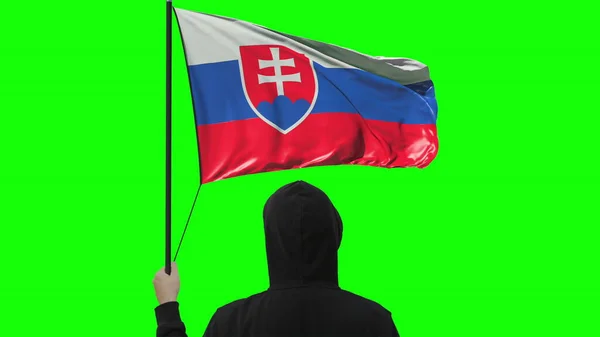 Bandeira da Eslováquia e homem desconhecido, isolado sobre fundo verde — Fotografia de Stock