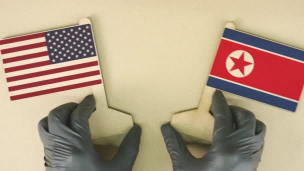 Flaggen der USA und Nordkoreas aus Pappe auf dem Schreibtisch — Stockvideo