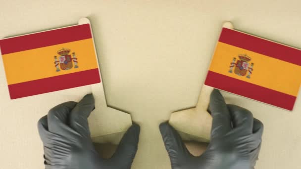 Banderas de España de papel reciclado sobre la mesa de cartón — Vídeo de stock