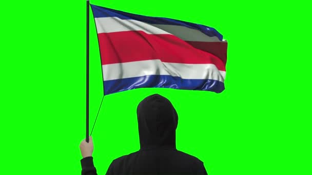 Uomo sconosciuto tiene sventolando bandiera della Costa rica, alfa matte — Video Stock