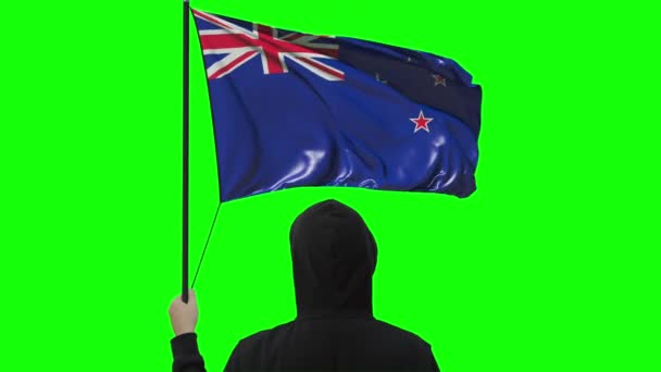Hombre desconocido sostiene bandera ondeando de Nueva Zelanda, alfa mate — Vídeos de Stock