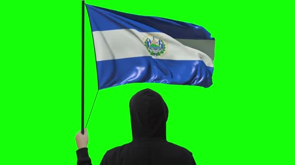 萨尔瓦多飘扬的国旗和身穿黑色 α 罩袍的不明身份男子 — 图库视频影像
