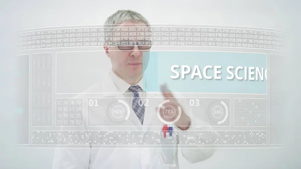 SPACE TUDOMÁNYOS szöveg egy modern érintőképernyős kijelzőn és egy fehér köpenyt viselő férfi tudós — Stock Fotó