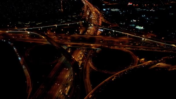 Аэросъемка большой пробки в час пик на шоссе вечером — стоковое видео
