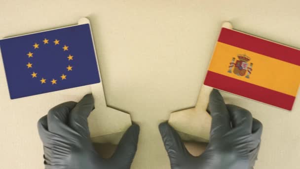 Banderas de la Unión Europea y España de papel reciclado en la mesa de cartón — Vídeos de Stock