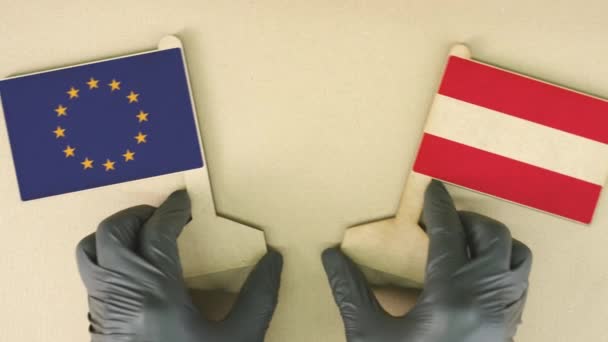 Vlajky Evropské unie a Rakouska vyrobené z recyklovaného papíru na kartonovém stole — Stock video
