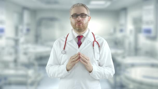 Onbekwame arts spreidt zijn handen uit in een ziekenhuis — Stockvideo