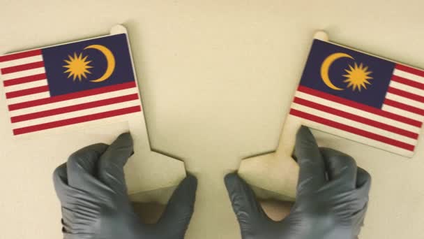 Σημαίες της Μαλαισίας κατασκευασμένες από ανακυκλωμένο χαρτί στο τραπέζι από χαρτόνι — Αρχείο Βίντεο